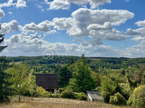Château-Renard : charmant village du Loiret riche de son histoire et de son architecture médiévale. Sur place, vous bénéficiez de l’ensemble des services et commodités du quotidien : écoles, commerces et nombreux équipements sportifs. Gare de Montargis à 17KM, accès Autoroute A6/A19 à moins de 15KM. 

Venez visiter cette maison traditionnelle, véritable construction de qualité qui vous révèlera un potentiel sans limite. Edifiée au cours des années 1980, elle dispose d’un intérieur spacieux et de pièces de vie tournées vers l’extérieur, offrant une vue imprenable sur la vallée environnante. La cuisine est fonctionnelle grâce à de nombreux rangements, le séjour bénéficie d’une cheminée insert pour profiter de la douceur du feu en hiver. Le rez-de-chaussée est complété par une chambre, ainsi qu’une salle d’eau et un wc, rendant la maison habitable de plain-pied ! 

L’étage comprend une vaste pièce palière, deux vastes chambres ainsi qu’une salle d’eau et un wc. 

Elevée sur un sous-sol total (accessible de l’extérieur et de l’intérieur de la maison), cette bâtisse allie praticité et volume. Un garage indépendant et une cuisine d’été complètent l’ensemble. 

Vous appréciez la nature et le jardin ? Le terrain de près de 6295m² vous séduira. Vous envisagez un potager, un verger ou même d’accueillir des animaux, ce grand terrain entièrement clôturé vous permet de réaliser tous vos projets !