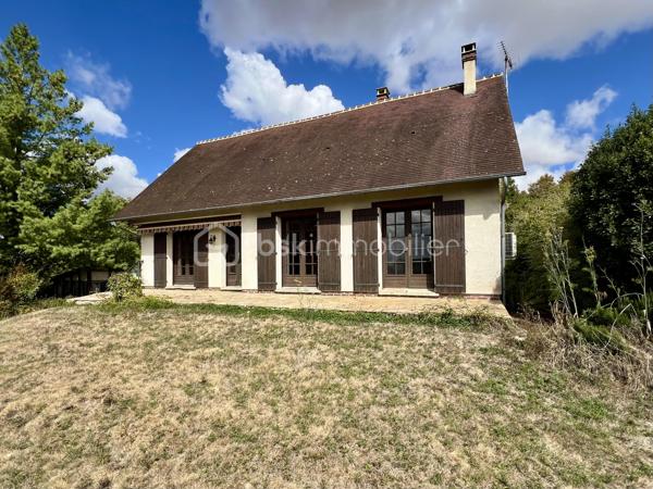 Château-Renard : charmant village du Loiret riche de son histoire et de son architecture médiévale. Sur place, vous bénéficiez de l’ensemble des services et commodités du quotidien : écoles, commerces et nombreux équipements sportifs. Gare de Montargis à 17KM, accès Autoroute A6/A19 à moins de 15KM. 

Venez visiter cette maison traditionnelle, véritable construction de qualité qui vous révèlera un potentiel sans limite. Edifiée au cours des années 1980, elle dispose d’un intérieur spacieux et de pièces de vie tournées vers l’extérieur, offrant une vue imprenable sur la vallée environnante. La cuisine est fonctionnelle grâce à de nombreux rangements, le séjour bénéficie d’une cheminée insert pour profiter de la douceur du feu en hiver. Le rez-de-chaussée est complété par une chambre, ainsi qu’une salle d’eau et un wc, rendant la maison habitable de plain-pied ! 

L’étage comprend une vaste pièce palière, deux vastes chambres ainsi qu’une salle d’eau et un wc. 

Elevée sur un sous-sol total (accessible de l’extérieur et de l’intérieur de la maison), cette bâtisse allie praticité et volume. Un garage indépendant et une cuisine d’été complètent l’ensemble. 

Vous appréciez la nature et le jardin ? Le terrain de près de 6295m² vous séduira. Vous envisagez un potager, un verger ou même d’accueillir des animaux, ce grand terrain entièrement clôturé vous permet de réaliser tous vos projets !