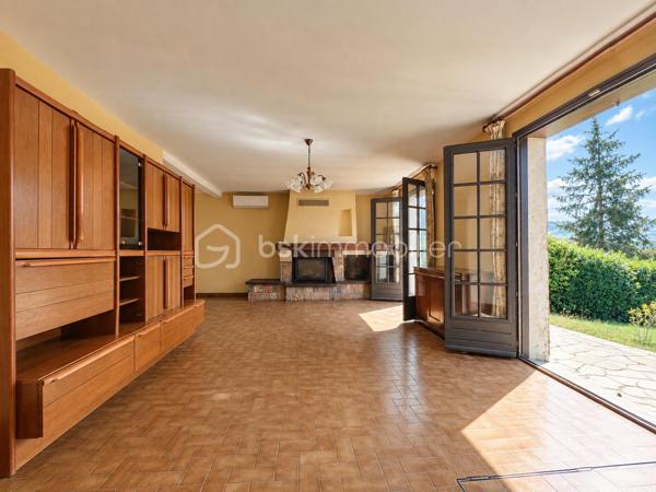 Château-Renard : charmant village du Loiret riche de son histoire et de son architecture médiévale. Sur place, vous bénéficiez de l’ensemble des services et commodités du quotidien : écoles, commerces et nombreux équipements sportifs. Gare de Montargis à 17KM, accès Autoroute A6/A19 à moins de 15KM. 

Venez visiter cette maison traditionnelle, véritable construction de qualité qui vous révèlera un potentiel sans limite. Edifiée au cours des années 1980, elle dispose d’un intérieur spacieux et de pièces de vie tournées vers l’extérieur, offrant une vue imprenable sur la vallée environnante. La cuisine est fonctionnelle grâce à de nombreux rangements, le séjour bénéficie d’une cheminée insert pour profiter de la douceur du feu en hiver. Le rez-de-chaussée est complété par une chambre, ainsi qu’une salle d’eau et un wc, rendant la maison habitable de plain-pied ! 

L’étage comprend une vaste pièce palière, deux vastes chambres ainsi qu’une salle d’eau et un wc. 

Elevée sur un sous-sol total (accessible de l’extérieur et de l’intérieur de la maison), cette bâtisse allie praticité et volume. Un garage indépendant et une cuisine d’été complètent l’ensemble. 

Vous appréciez la nature et le jardin ? Le terrain de près de 6295m² vous séduira. Vous envisagez un potager, un verger ou même d’accueillir des animaux, ce grand terrain entièrement clôturé vous permet de réaliser tous vos projets !