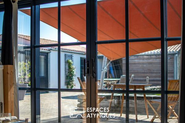 Propriété contemporaine au bord de l’océan, avec jacuzzi et terrasses