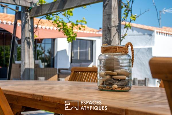 Propriété contemporaine au bord de l’océan, avec jacuzzi et terrasses