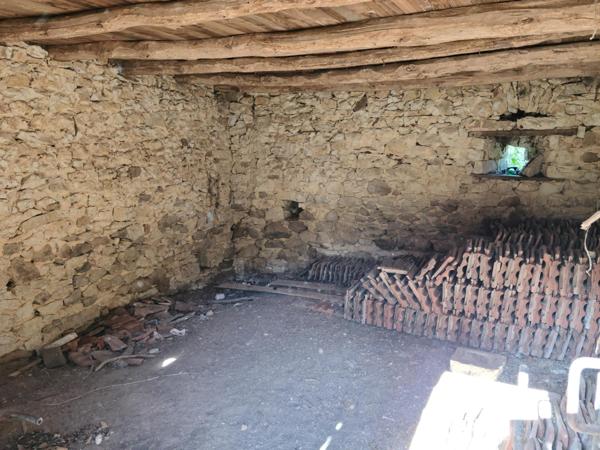 Grange sur terrain de loisirs à l'orée d'un bois