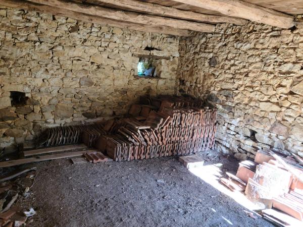 Grange sur terrain de loisirs à l'orée d'un bois