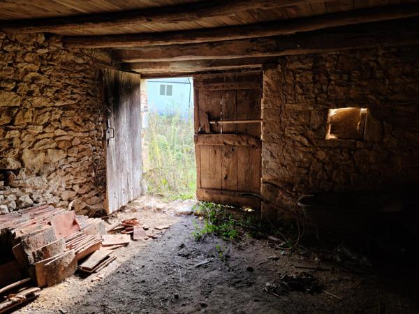 Grange sur terrain de loisirs à l'orée d'un bois