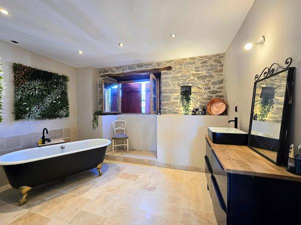 Propriété de 2 maisons, jardin, multiples projets