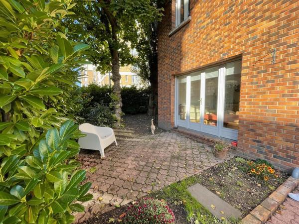 LE PECQ CANADA, JOLIE MAISON DE VILLE AVEC JARDIN PROCHE DES COMMODITÉS