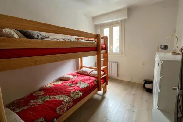 LE PECQ CANADA, JOLIE MAISON DE VILLE AVEC JARDIN PROCHE DES COMMODITÉS