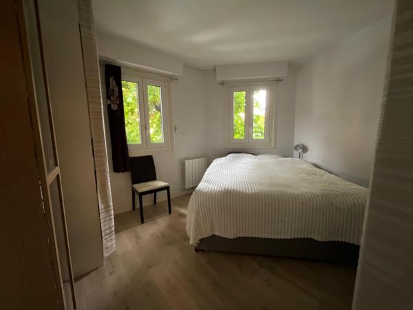 LE PECQ CANADA, JOLIE MAISON DE VILLE AVEC JARDIN PROCHE DES COMMODITÉS