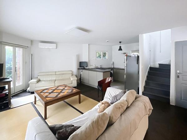 LE PECQ CANADA, JOLIE MAISON DE VILLE AVEC JARDIN PROCHE DES COMMODITÉS