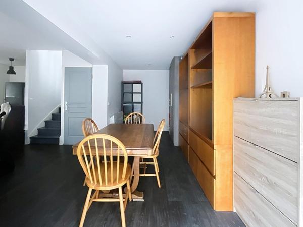 LE PECQ CANADA, JOLIE MAISON DE VILLE AVEC JARDIN PROCHE DES COMMODITÉS