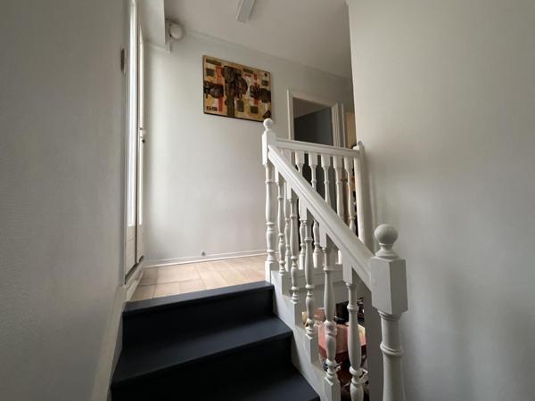 LE PECQ CANADA, JOLIE MAISON DE VILLE AVEC JARDIN PROCHE DES COMMODITÉS