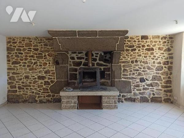 Maison construite en pierres sous ardoises naturelles comprenant :
Au rez-de-chaussée : Pièce p...