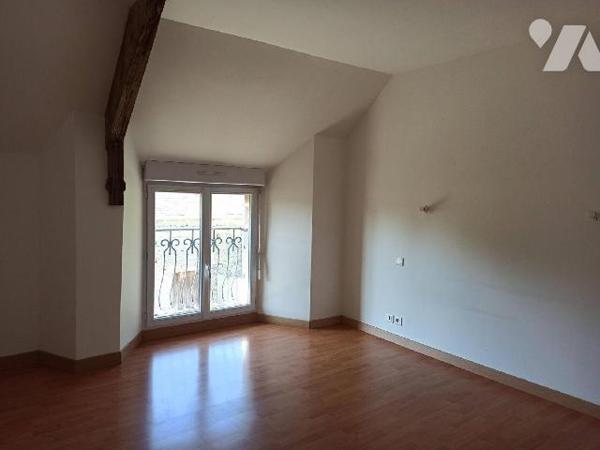 Maison construite en pierres sous ardoises naturelles comprenant :
Au rez-de-chaussée : Pièce p...