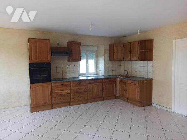 Maison construite en pierres sous ardoises naturelles comprenant :
Au rez-de-chaussée : Pièce p...