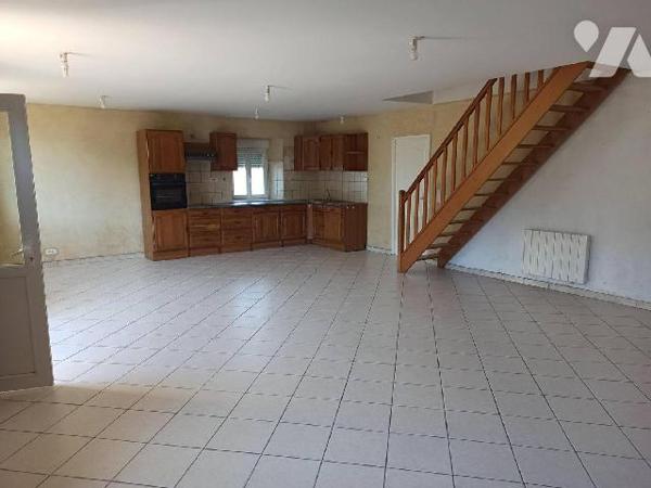 Maison construite en pierres sous ardoises naturelles comprenant :
Au rez-de-chaussée : Pièce p...