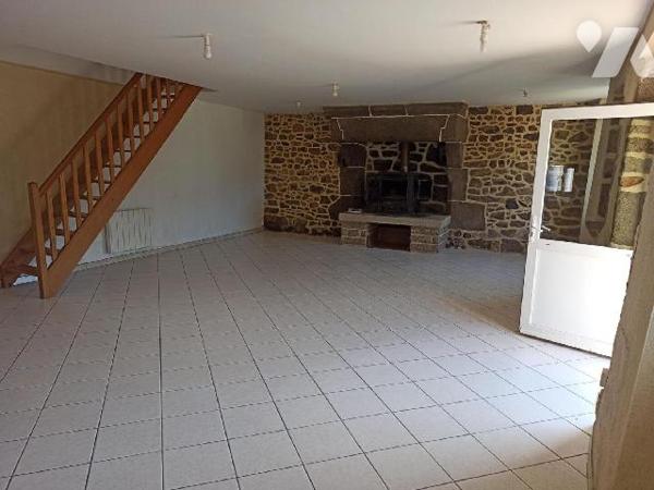 Maison construite en pierres sous ardoises naturelles comprenant :
Au rez-de-chaussée : Pièce p...