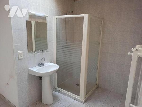 Maison construite en pierres sous ardoises naturelles comprenant :
Au rez-de-chaussée : Pièce p...