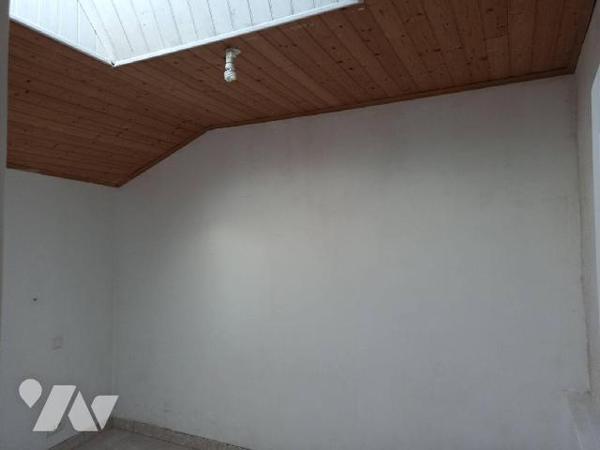 Maison construite en pierres sous ardoises naturelles comprenant :
Au rez-de-chaussée : Pièce p...