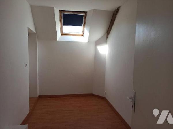 Maison construite en pierres sous ardoises naturelles comprenant :
Au rez-de-chaussée : Pièce p...