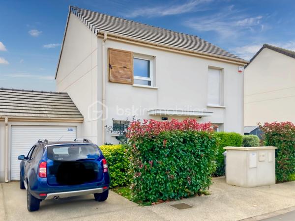 🏡 Charmante maison familiale à Villeron – 80 m² sur terrain de 389 m²

Découvrez cette agréable maison familiale construite en 2017, située dans un secteur calme et recherché de Villeron, à proximité des écoles, commerces et axes routiers.

Cette maison récente, encore sous garantie décennale, offre 80 m² habitables sur un terrain de 389 m² avec une belle terrasse de 45 m², idéale pour profiter des beaux jours.

🔹 Rez-de-chaussée :
Entrée avec WC séparé
Séjour lumineux ouvert sur une cuisine équipée moderne
Accès direct à la terrasse et au jardin

🔹 Étage :
Trois chambres confortables
Salle de bains avec WC

🔹 Prestations et équipements :
Garage et jardin clos

Chauffage au gaz avec chaudière à condensation

Menuiseries PVC double vitrage

DPE : C

Maison fonctionnelle et bien entretenue, parfaite pour une jeune famille ou un premier achat.

📍 Villeron (95380) – environnement paisible à seulement quelques minutes de Roissy et des grands axes.

Son prix est de 319900 euros frais d'agence inclus
Pour organiser une visite contacter Karine au 06 50 35 63 00