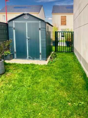 🏡 Charmante maison familiale à Villeron – 80 m² sur terrain de 389 m²

Découvrez cette agréable maison familiale construite en 2017, située dans un secteur calme et recherché de Villeron, à proximité des écoles, commerces et axes routiers.

Cette maison récente, encore sous garantie décennale, offre 80 m² habitables sur un terrain de 389 m² avec une belle terrasse de 45 m², idéale pour profiter des beaux jours.

🔹 Rez-de-chaussée :
Entrée avec WC séparé
Séjour lumineux ouvert sur une cuisine équipée moderne
Accès direct à la terrasse et au jardin

🔹 Étage :
Trois chambres confortables
Salle de bains avec WC

🔹 Prestations et équipements :
Garage et jardin clos

Chauffage au gaz avec chaudière à condensation

Menuiseries PVC double vitrage

DPE : C

Maison fonctionnelle et bien entretenue, parfaite pour une jeune famille ou un premier achat.

📍 Villeron (95380) – environnement paisible à seulement quelques minutes de Roissy et des grands axes.

Son prix est de 319900 euros frais d'agence inclus
Pour organiser une visite contacter Karine au 06 50 35 63 00
