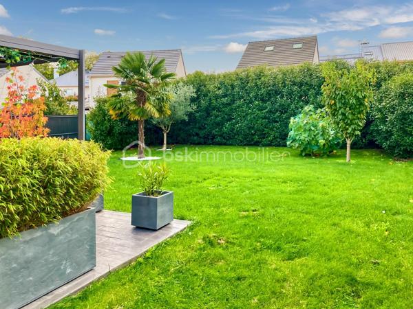 🏡 Charmante maison familiale à Villeron – 80 m² sur terrain de 389 m²

Découvrez cette agréable maison familiale construite en 2017, située dans un secteur calme et recherché de Villeron, à proximité des écoles, commerces et axes routiers.

Cette maison récente, encore sous garantie décennale, offre 80 m² habitables sur un terrain de 389 m² avec une belle terrasse de 45 m², idéale pour profiter des beaux jours.

🔹 Rez-de-chaussée :
Entrée avec WC séparé
Séjour lumineux ouvert sur une cuisine équipée moderne
Accès direct à la terrasse et au jardin

🔹 Étage :
Trois chambres confortables
Salle de bains avec WC

🔹 Prestations et équipements :
Garage et jardin clos

Chauffage au gaz avec chaudière à condensation

Menuiseries PVC double vitrage

DPE : C

Maison fonctionnelle et bien entretenue, parfaite pour une jeune famille ou un premier achat.

📍 Villeron (95380) – environnement paisible à seulement quelques minutes de Roissy et des grands axes.

Son prix est de 319900 euros frais d'agence inclus
Pour organiser une visite contacter Karine au 06 50 35 63 00