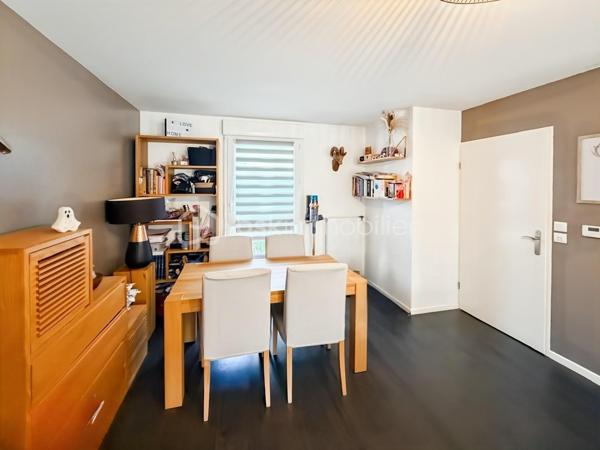 🏡 Charmante maison familiale à Villeron – 80 m² sur terrain de 389 m²

Découvrez cette agréable maison familiale construite en 2017, située dans un secteur calme et recherché de Villeron, à proximité des écoles, commerces et axes routiers.

Cette maison récente, encore sous garantie décennale, offre 80 m² habitables sur un terrain de 389 m² avec une belle terrasse de 45 m², idéale pour profiter des beaux jours.

🔹 Rez-de-chaussée :
Entrée avec WC séparé
Séjour lumineux ouvert sur une cuisine équipée moderne
Accès direct à la terrasse et au jardin

🔹 Étage :
Trois chambres confortables
Salle de bains avec WC

🔹 Prestations et équipements :
Garage et jardin clos

Chauffage au gaz avec chaudière à condensation

Menuiseries PVC double vitrage

DPE : C

Maison fonctionnelle et bien entretenue, parfaite pour une jeune famille ou un premier achat.

📍 Villeron (95380) – environnement paisible à seulement quelques minutes de Roissy et des grands axes.

Son prix est de 319900 euros frais d'agence inclus
Pour organiser une visite contacter Karine au 06 50 35 63 00