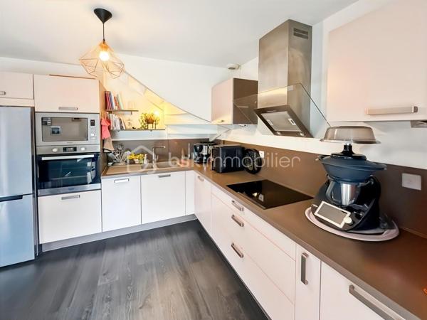 🏡 Charmante maison familiale à Villeron – 80 m² sur terrain de 389 m²

Découvrez cette agréable maison familiale construite en 2017, située dans un secteur calme et recherché de Villeron, à proximité des écoles, commerces et axes routiers.

Cette maison récente, encore sous garantie décennale, offre 80 m² habitables sur un terrain de 389 m² avec une belle terrasse de 45 m², idéale pour profiter des beaux jours.

🔹 Rez-de-chaussée :
Entrée avec WC séparé
Séjour lumineux ouvert sur une cuisine équipée moderne
Accès direct à la terrasse et au jardin

🔹 Étage :
Trois chambres confortables
Salle de bains avec WC

🔹 Prestations et équipements :
Garage et jardin clos

Chauffage au gaz avec chaudière à condensation

Menuiseries PVC double vitrage

DPE : C

Maison fonctionnelle et bien entretenue, parfaite pour une jeune famille ou un premier achat.

📍 Villeron (95380) – environnement paisible à seulement quelques minutes de Roissy et des grands axes.

Son prix est de 319900 euros frais d'agence inclus
Pour organiser une visite contacter Karine au 06 50 35 63 00