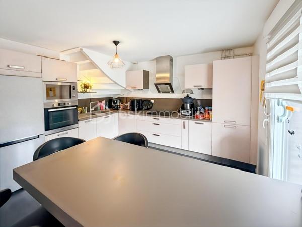 🏡 Charmante maison familiale à Villeron – 80 m² sur terrain de 389 m²

Découvrez cette agréable maison familiale construite en 2017, située dans un secteur calme et recherché de Villeron, à proximité des écoles, commerces et axes routiers.

Cette maison récente, encore sous garantie décennale, offre 80 m² habitables sur un terrain de 389 m² avec une belle terrasse de 45 m², idéale pour profiter des beaux jours.

🔹 Rez-de-chaussée :
Entrée avec WC séparé
Séjour lumineux ouvert sur une cuisine équipée moderne
Accès direct à la terrasse et au jardin

🔹 Étage :
Trois chambres confortables
Salle de bains avec WC

🔹 Prestations et équipements :
Garage et jardin clos

Chauffage au gaz avec chaudière à condensation

Menuiseries PVC double vitrage

DPE : C

Maison fonctionnelle et bien entretenue, parfaite pour une jeune famille ou un premier achat.

📍 Villeron (95380) – environnement paisible à seulement quelques minutes de Roissy et des grands axes.

Son prix est de 319900 euros frais d'agence inclus
Pour organiser une visite contacter Karine au 06 50 35 63 00