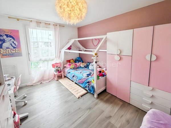 🏡 Charmante maison familiale à Villeron – 80 m² sur terrain de 389 m²

Découvrez cette agréable maison familiale construite en 2017, située dans un secteur calme et recherché de Villeron, à proximité des écoles, commerces et axes routiers.

Cette maison récente, encore sous garantie décennale, offre 80 m² habitables sur un terrain de 389 m² avec une belle terrasse de 45 m², idéale pour profiter des beaux jours.

🔹 Rez-de-chaussée :
Entrée avec WC séparé
Séjour lumineux ouvert sur une cuisine équipée moderne
Accès direct à la terrasse et au jardin

🔹 Étage :
Trois chambres confortables
Salle de bains avec WC

🔹 Prestations et équipements :
Garage et jardin clos

Chauffage au gaz avec chaudière à condensation

Menuiseries PVC double vitrage

DPE : C

Maison fonctionnelle et bien entretenue, parfaite pour une jeune famille ou un premier achat.

📍 Villeron (95380) – environnement paisible à seulement quelques minutes de Roissy et des grands axes.

Son prix est de 319900 euros frais d'agence inclus
Pour organiser une visite contacter Karine au 06 50 35 63 00