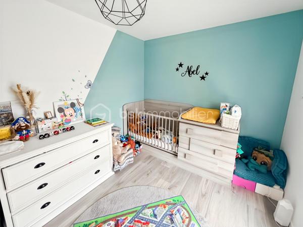 🏡 Charmante maison familiale à Villeron – 80 m² sur terrain de 389 m²

Découvrez cette agréable maison familiale construite en 2017, située dans un secteur calme et recherché de Villeron, à proximité des écoles, commerces et axes routiers.

Cette maison récente, encore sous garantie décennale, offre 80 m² habitables sur un terrain de 389 m² avec une belle terrasse de 45 m², idéale pour profiter des beaux jours.

🔹 Rez-de-chaussée :
Entrée avec WC séparé
Séjour lumineux ouvert sur une cuisine équipée moderne
Accès direct à la terrasse et au jardin

🔹 Étage :
Trois chambres confortables
Salle de bains avec WC

🔹 Prestations et équipements :
Garage et jardin clos

Chauffage au gaz avec chaudière à condensation

Menuiseries PVC double vitrage

DPE : C

Maison fonctionnelle et bien entretenue, parfaite pour une jeune famille ou un premier achat.

📍 Villeron (95380) – environnement paisible à seulement quelques minutes de Roissy et des grands axes.

Son prix est de 319900 euros frais d'agence inclus
Pour organiser une visite contacter Karine au 06 50 35 63 00