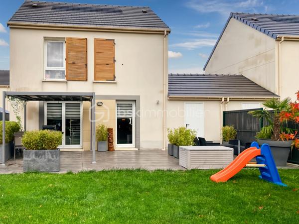 🏡 Charmante maison familiale à Villeron – 80 m² sur terrain de 389 m²

Découvrez cette agréable maison familiale construite en 2017, située dans un secteur calme et recherché de Villeron, à proximité des écoles, commerces et axes routiers.

Cette maison récente, encore sous garantie décennale, offre 80 m² habitables sur un terrain de 389 m² avec une belle terrasse de 45 m², idéale pour profiter des beaux jours.

🔹 Rez-de-chaussée :
Entrée avec WC séparé
Séjour lumineux ouvert sur une cuisine équipée moderne
Accès direct à la terrasse et au jardin

🔹 Étage :
Trois chambres confortables
Salle de bains avec WC

🔹 Prestations et équipements :
Garage et jardin clos

Chauffage au gaz avec chaudière à condensation

Menuiseries PVC double vitrage

DPE : C

Maison fonctionnelle et bien entretenue, parfaite pour une jeune famille ou un premier achat.

📍 Villeron (95380) – environnement paisible à seulement quelques minutes de Roissy et des grands axes.

Son prix est de 319900 euros frais d'agence inclus
Pour organiser une visite contacter Karine au 06 50 35 63 00