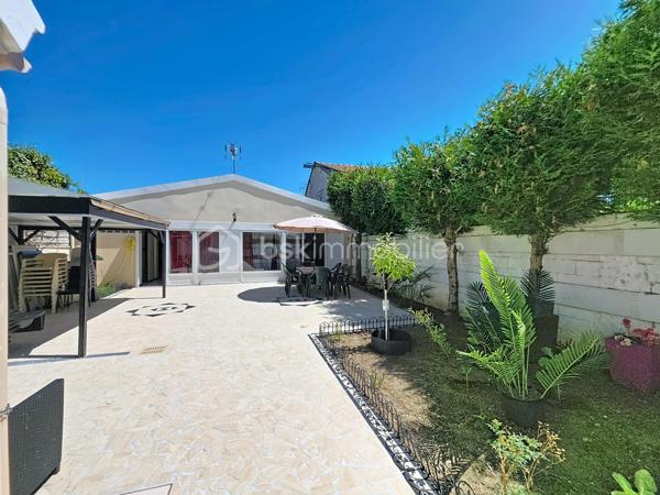 Située à Chelles au cœur du quartier des Coudreaux, entièrement rénové en 2009, dans un secteur pavillonnaire calme et recherché, Cette charmante maison allie parfaitement confort et modernité.
A seulement 15 minutes de Disney et 25 minutes de CDG, école à 2 min à pied, proche des transports en communs et des commerces de proximité, découvrez cette maison très lumineuse de plain-pied, pleine de charme d'une superficie de 85 m², édifiée sur une parcelle de terrain de 335 m² comprenant:

-Au rez-de-chaussée: Un séjour spacieux de 28m² ouvert sur une cuisine entièrement équipée et aménagée équipée d'une baie vitrée, 3 chambres spacieuses dont sa suite parentale avec salle d'eau carrelé et WC et accès indépendant vers l'extérieur. Huisseries de qualités en double vitrages en PVC.

-A l'extérieur: un bel espace aménagé en un agréable et spacieux jardin clos et arboré avec terrasse, barbecue et abris de jardin,
Une dépendance entièrement aménagée avec cuisine toute équipée, salle d'eau moderne au rez- de -chaussée ainsi qu'une chambre à l'étage de la dépendance.

 De plus elle possède un double garage indépendant et la possibilité également de garer plusieurs véhicules dans la cour.

Les +++ :

- Dépendance aménagée et meublée
- DPE D
- Terrain de 335m²
- Alarme avec digicode et interphone
- Possibilité de faire faire louer le logement supplémentaire dans la dépendance.
- Taxe foncière peu couteuses seulement 670€
- Grand garage

Idéal pour une famille ou investisseurs avec 3 locations possible.