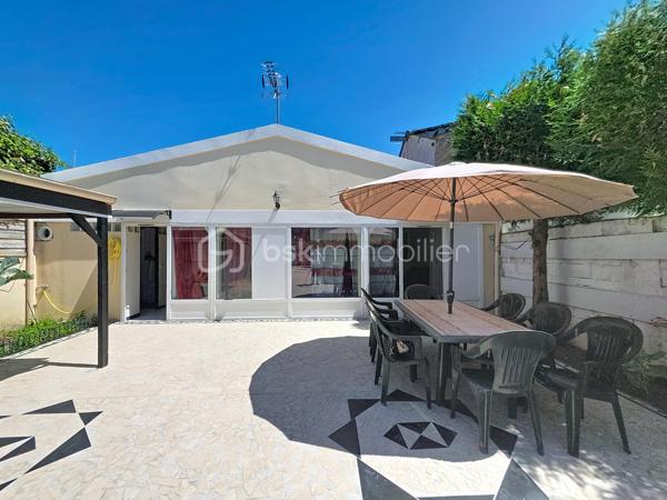 Située à Chelles au cœur du quartier des Coudreaux, entièrement rénové en 2009, dans un secteur pavillonnaire calme et recherché, Cette charmante maison allie parfaitement confort et modernité.
A seulement 15 minutes de Disney et 25 minutes de CDG, école à 2 min à pied, proche des transports en communs et des commerces de proximité, découvrez cette maison très lumineuse de plain-pied, pleine de charme d'une superficie de 85 m², édifiée sur une parcelle de terrain de 335 m² comprenant:

-Au rez-de-chaussée: Un séjour spacieux de 28m² ouvert sur une cuisine entièrement équipée et aménagée équipée d'une baie vitrée, 3 chambres spacieuses dont sa suite parentale avec salle d'eau carrelé et WC et accès indépendant vers l'extérieur. Huisseries de qualités en double vitrages en PVC.

-A l'extérieur: un bel espace aménagé en un agréable et spacieux jardin clos et arboré avec terrasse, barbecue et abris de jardin,
Une dépendance entièrement aménagée avec cuisine toute équipée, salle d'eau moderne au rez- de -chaussée ainsi qu'une chambre à l'étage de la dépendance.

 De plus elle possède un double garage indépendant et la possibilité également de garer plusieurs véhicules dans la cour.

Les +++ :

- Dépendance aménagée et meublée
- DPE D
- Terrain de 335m²
- Alarme avec digicode et interphone
- Possibilité de faire faire louer le logement supplémentaire dans la dépendance.
- Taxe foncière peu couteuses seulement 670€
- Grand garage

Idéal pour une famille ou investisseurs avec 3 locations possible.
