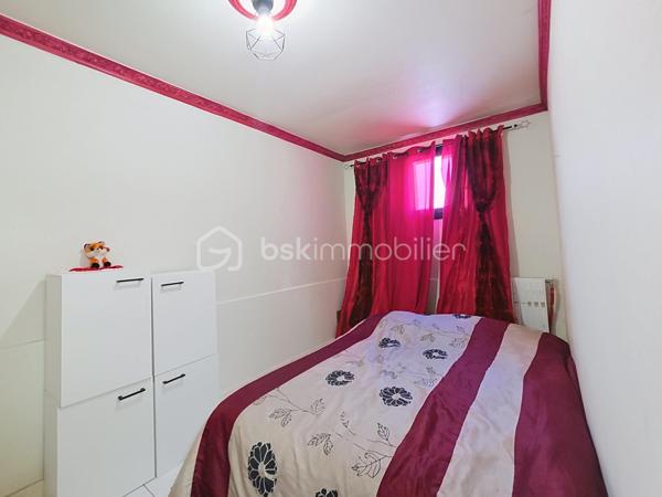 Située à Chelles au cœur du quartier des Coudreaux, entièrement rénové en 2009, dans un secteur pavillonnaire calme et recherché, Cette charmante maison allie parfaitement confort et modernité.
A seulement 15 minutes de Disney et 25 minutes de CDG, école à 2 min à pied, proche des transports en communs et des commerces de proximité, découvrez cette maison très lumineuse de plain-pied, pleine de charme d'une superficie de 85 m², édifiée sur une parcelle de terrain de 335 m² comprenant:

-Au rez-de-chaussée: Un séjour spacieux de 28m² ouvert sur une cuisine entièrement équipée et aménagée équipée d'une baie vitrée, 3 chambres spacieuses dont sa suite parentale avec salle d'eau carrelé et WC et accès indépendant vers l'extérieur. Huisseries de qualités en double vitrages en PVC.

-A l'extérieur: un bel espace aménagé en un agréable et spacieux jardin clos et arboré avec terrasse, barbecue et abris de jardin,
Une dépendance entièrement aménagée avec cuisine toute équipée, salle d'eau moderne au rez- de -chaussée ainsi qu'une chambre à l'étage de la dépendance.

 De plus elle possède un double garage indépendant et la possibilité également de garer plusieurs véhicules dans la cour.

Les +++ :

- Dépendance aménagée et meublée
- DPE D
- Terrain de 335m²
- Alarme avec digicode et interphone
- Possibilité de faire faire louer le logement supplémentaire dans la dépendance.
- Taxe foncière peu couteuses seulement 670€
- Grand garage

Idéal pour une famille ou investisseurs avec 3 locations possible.