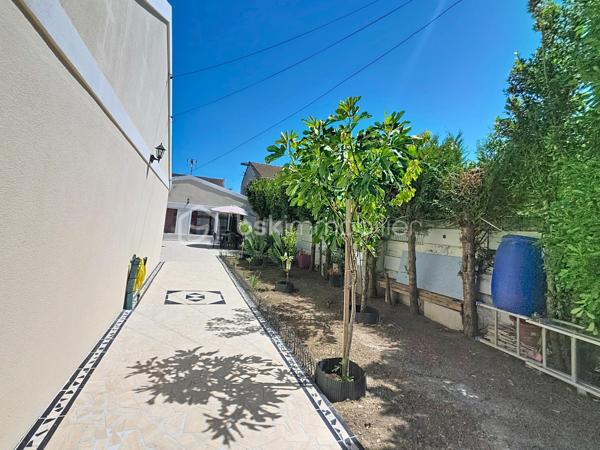 Située à Chelles au cœur du quartier des Coudreaux, entièrement rénové en 2009, dans un secteur pavillonnaire calme et recherché, Cette charmante maison allie parfaitement confort et modernité.
A seulement 15 minutes de Disney et 25 minutes de CDG, école à 2 min à pied, proche des transports en communs et des commerces de proximité, découvrez cette maison très lumineuse de plain-pied, pleine de charme d'une superficie de 85 m², édifiée sur une parcelle de terrain de 335 m² comprenant:

-Au rez-de-chaussée: Un séjour spacieux de 28m² ouvert sur une cuisine entièrement équipée et aménagée équipée d'une baie vitrée, 3 chambres spacieuses dont sa suite parentale avec salle d'eau carrelé et WC et accès indépendant vers l'extérieur. Huisseries de qualités en double vitrages en PVC.

-A l'extérieur: un bel espace aménagé en un agréable et spacieux jardin clos et arboré avec terrasse, barbecue et abris de jardin,
Une dépendance entièrement aménagée avec cuisine toute équipée, salle d'eau moderne au rez- de -chaussée ainsi qu'une chambre à l'étage de la dépendance.

 De plus elle possède un double garage indépendant et la possibilité également de garer plusieurs véhicules dans la cour.

Les +++ :

- Dépendance aménagée et meublée
- DPE D
- Terrain de 335m²
- Alarme avec digicode et interphone
- Possibilité de faire faire louer le logement supplémentaire dans la dépendance.
- Taxe foncière peu couteuses seulement 670€
- Grand garage

Idéal pour une famille ou investisseurs avec 3 locations possible.