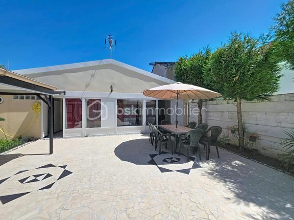 Située à Chelles au cœur du quartier des Coudreaux, entièrement rénové en 2009, dans un secteur pavillonnaire calme et recherché, Cette charmante maison allie parfaitement confort et modernité.
A seulement 15 minutes de Disney et 25 minutes de CDG, école à 2 min à pied, proche des transports en communs et des commerces de proximité, découvrez cette maison très lumineuse de plain-pied, pleine de charme d'une superficie de 85 m², édifiée sur une parcelle de terrain de 335 m² comprenant:

-Au rez-de-chaussée: Un séjour spacieux de 28m² ouvert sur une cuisine entièrement équipée et aménagée équipée d'une baie vitrée, 3 chambres spacieuses dont sa suite parentale avec salle d'eau carrelé et WC et accès indépendant vers l'extérieur. Huisseries de qualités en double vitrages en PVC.

-A l'extérieur: un bel espace aménagé en un agréable et spacieux jardin clos et arboré avec terrasse, barbecue et abris de jardin,
Une dépendance entièrement aménagée avec cuisine toute équipée, salle d'eau moderne au rez- de -chaussée ainsi qu'une chambre à l'étage de la dépendance.

 De plus elle possède un double garage indépendant et la possibilité également de garer plusieurs véhicules dans la cour.

Les +++ :

- Dépendance aménagée et meublée
- DPE D
- Terrain de 335m²
- Alarme avec digicode et interphone
- Possibilité de faire faire louer le logement supplémentaire dans la dépendance.
- Taxe foncière peu couteuses seulement 670€
- Grand garage

Idéal pour une famille ou investisseurs avec 3 locations possible.