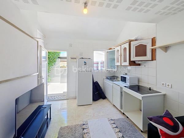 Située à Chelles au cœur du quartier des Coudreaux, entièrement rénové en 2009, dans un secteur pavillonnaire calme et recherché, Cette charmante maison allie parfaitement confort et modernité.
A seulement 15 minutes de Disney et 25 minutes de CDG, école à 2 min à pied, proche des transports en communs et des commerces de proximité, découvrez cette maison très lumineuse de plain-pied, pleine de charme d'une superficie de 85 m², édifiée sur une parcelle de terrain de 335 m² comprenant:

-Au rez-de-chaussée: Un séjour spacieux de 28m² ouvert sur une cuisine entièrement équipée et aménagée équipée d'une baie vitrée, 3 chambres spacieuses dont sa suite parentale avec salle d'eau carrelé et WC et accès indépendant vers l'extérieur. Huisseries de qualités en double vitrages en PVC.

-A l'extérieur: un bel espace aménagé en un agréable et spacieux jardin clos et arboré avec terrasse, barbecue et abris de jardin,
Une dépendance entièrement aménagée avec cuisine toute équipée, salle d'eau moderne au rez- de -chaussée ainsi qu'une chambre à l'étage de la dépendance.

 De plus elle possède un double garage indépendant et la possibilité également de garer plusieurs véhicules dans la cour.

Les +++ :

- Dépendance aménagée et meublée
- DPE D
- Terrain de 335m²
- Alarme avec digicode et interphone
- Possibilité de faire faire louer le logement supplémentaire dans la dépendance.
- Taxe foncière peu couteuses seulement 670€
- Grand garage

Idéal pour une famille ou investisseurs avec 3 locations possible.