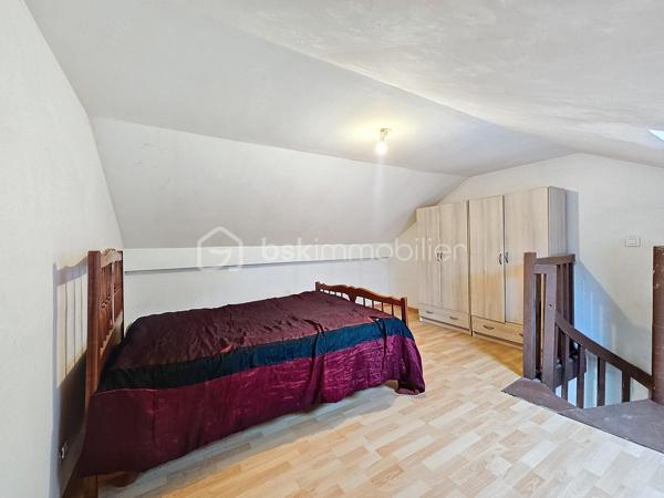 Située à Chelles au cœur du quartier des Coudreaux, entièrement rénové en 2009, dans un secteur pavillonnaire calme et recherché, Cette charmante maison allie parfaitement confort et modernité.
A seulement 15 minutes de Disney et 25 minutes de CDG, école à 2 min à pied, proche des transports en communs et des commerces de proximité, découvrez cette maison très lumineuse de plain-pied, pleine de charme d'une superficie de 85 m², édifiée sur une parcelle de terrain de 335 m² comprenant:

-Au rez-de-chaussée: Un séjour spacieux de 28m² ouvert sur une cuisine entièrement équipée et aménagée équipée d'une baie vitrée, 3 chambres spacieuses dont sa suite parentale avec salle d'eau carrelé et WC et accès indépendant vers l'extérieur. Huisseries de qualités en double vitrages en PVC.

-A l'extérieur: un bel espace aménagé en un agréable et spacieux jardin clos et arboré avec terrasse, barbecue et abris de jardin,
Une dépendance entièrement aménagée avec cuisine toute équipée, salle d'eau moderne au rez- de -chaussée ainsi qu'une chambre à l'étage de la dépendance.

 De plus elle possède un double garage indépendant et la possibilité également de garer plusieurs véhicules dans la cour.

Les +++ :

- Dépendance aménagée et meublée
- DPE D
- Terrain de 335m²
- Alarme avec digicode et interphone
- Possibilité de faire faire louer le logement supplémentaire dans la dépendance.
- Taxe foncière peu couteuses seulement 670€
- Grand garage

Idéal pour une famille ou investisseurs avec 3 locations possible.