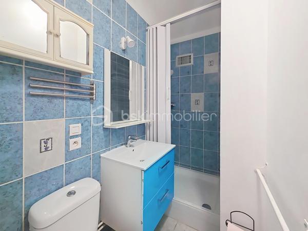 Située à Chelles au cœur du quartier des Coudreaux, entièrement rénové en 2009, dans un secteur pavillonnaire calme et recherché, Cette charmante maison allie parfaitement confort et modernité.
A seulement 15 minutes de Disney et 25 minutes de CDG, école à 2 min à pied, proche des transports en communs et des commerces de proximité, découvrez cette maison très lumineuse de plain-pied, pleine de charme d'une superficie de 85 m², édifiée sur une parcelle de terrain de 335 m² comprenant:

-Au rez-de-chaussée: Un séjour spacieux de 28m² ouvert sur une cuisine entièrement équipée et aménagée équipée d'une baie vitrée, 3 chambres spacieuses dont sa suite parentale avec salle d'eau carrelé et WC et accès indépendant vers l'extérieur. Huisseries de qualités en double vitrages en PVC.

-A l'extérieur: un bel espace aménagé en un agréable et spacieux jardin clos et arboré avec terrasse, barbecue et abris de jardin,
Une dépendance entièrement aménagée avec cuisine toute équipée, salle d'eau moderne au rez- de -chaussée ainsi qu'une chambre à l'étage de la dépendance.

 De plus elle possède un double garage indépendant et la possibilité également de garer plusieurs véhicules dans la cour.

Les +++ :

- Dépendance aménagée et meublée
- DPE D
- Terrain de 335m²
- Alarme avec digicode et interphone
- Possibilité de faire faire louer le logement supplémentaire dans la dépendance.
- Taxe foncière peu couteuses seulement 670€
- Grand garage

Idéal pour une famille ou investisseurs avec 3 locations possible.
