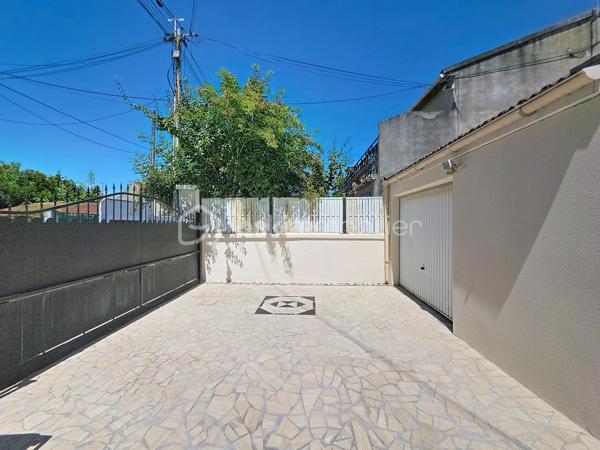 Située à Chelles au cœur du quartier des Coudreaux, entièrement rénové en 2009, dans un secteur pavillonnaire calme et recherché, Cette charmante maison allie parfaitement confort et modernité.
A seulement 15 minutes de Disney et 25 minutes de CDG, école à 2 min à pied, proche des transports en communs et des commerces de proximité, découvrez cette maison très lumineuse de plain-pied, pleine de charme d'une superficie de 85 m², édifiée sur une parcelle de terrain de 335 m² comprenant:

-Au rez-de-chaussée: Un séjour spacieux de 28m² ouvert sur une cuisine entièrement équipée et aménagée équipée d'une baie vitrée, 3 chambres spacieuses dont sa suite parentale avec salle d'eau carrelé et WC et accès indépendant vers l'extérieur. Huisseries de qualités en double vitrages en PVC.

-A l'extérieur: un bel espace aménagé en un agréable et spacieux jardin clos et arboré avec terrasse, barbecue et abris de jardin,
Une dépendance entièrement aménagée avec cuisine toute équipée, salle d'eau moderne au rez- de -chaussée ainsi qu'une chambre à l'étage de la dépendance.

 De plus elle possède un double garage indépendant et la possibilité également de garer plusieurs véhicules dans la cour.

Les +++ :

- Dépendance aménagée et meublée
- DPE D
- Terrain de 335m²
- Alarme avec digicode et interphone
- Possibilité de faire faire louer le logement supplémentaire dans la dépendance.
- Taxe foncière peu couteuses seulement 670€
- Grand garage

Idéal pour une famille ou investisseurs avec 3 locations possible.
