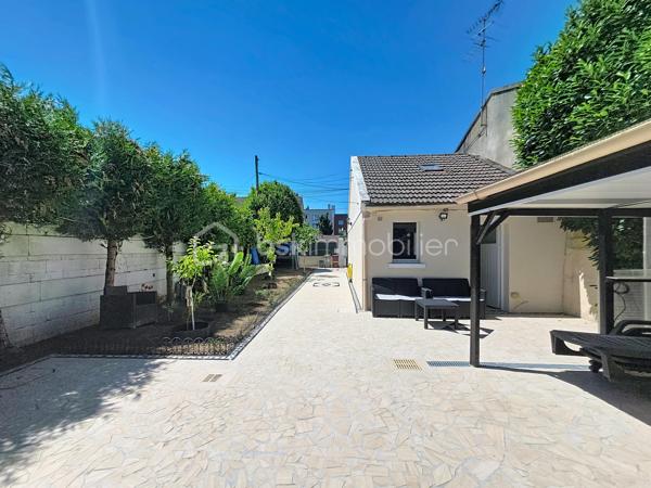 Située à Chelles au cœur du quartier des Coudreaux, entièrement rénové en 2009, dans un secteur pavillonnaire calme et recherché, Cette charmante maison allie parfaitement confort et modernité.
A seulement 15 minutes de Disney et 25 minutes de CDG, école à 2 min à pied, proche des transports en communs et des commerces de proximité, découvrez cette maison très lumineuse de plain-pied, pleine de charme d'une superficie de 85 m², édifiée sur une parcelle de terrain de 335 m² comprenant:

-Au rez-de-chaussée: Un séjour spacieux de 28m² ouvert sur une cuisine entièrement équipée et aménagée équipée d'une baie vitrée, 3 chambres spacieuses dont sa suite parentale avec salle d'eau carrelé et WC et accès indépendant vers l'extérieur. Huisseries de qualités en double vitrages en PVC.

-A l'extérieur: un bel espace aménagé en un agréable et spacieux jardin clos et arboré avec terrasse, barbecue et abris de jardin,
Une dépendance entièrement aménagée avec cuisine toute équipée, salle d'eau moderne au rez- de -chaussée ainsi qu'une chambre à l'étage de la dépendance.

 De plus elle possède un double garage indépendant et la possibilité également de garer plusieurs véhicules dans la cour.

Les +++ :

- Dépendance aménagée et meublée
- DPE D
- Terrain de 335m²
- Alarme avec digicode et interphone
- Possibilité de faire faire louer le logement supplémentaire dans la dépendance.
- Taxe foncière peu couteuses seulement 670€
- Grand garage

Idéal pour une famille ou investisseurs avec 3 locations possible.