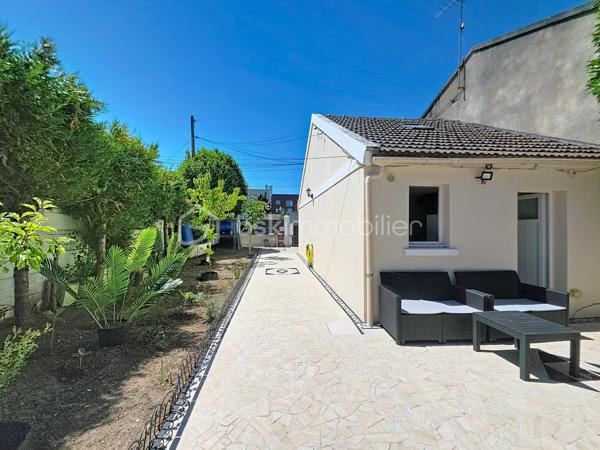 Située à Chelles au cœur du quartier des Coudreaux, entièrement rénové en 2009, dans un secteur pavillonnaire calme et recherché, Cette charmante maison allie parfaitement confort et modernité.
A seulement 15 minutes de Disney et 25 minutes de CDG, école à 2 min à pied, proche des transports en communs et des commerces de proximité, découvrez cette maison très lumineuse de plain-pied, pleine de charme d'une superficie de 85 m², édifiée sur une parcelle de terrain de 335 m² comprenant:

-Au rez-de-chaussée: Un séjour spacieux de 28m² ouvert sur une cuisine entièrement équipée et aménagée équipée d'une baie vitrée, 3 chambres spacieuses dont sa suite parentale avec salle d'eau carrelé et WC et accès indépendant vers l'extérieur. Huisseries de qualités en double vitrages en PVC.

-A l'extérieur: un bel espace aménagé en un agréable et spacieux jardin clos et arboré avec terrasse, barbecue et abris de jardin,
Une dépendance entièrement aménagée avec cuisine toute équipée, salle d'eau moderne au rez- de -chaussée ainsi qu'une chambre à l'étage de la dépendance.

 De plus elle possède un double garage indépendant et la possibilité également de garer plusieurs véhicules dans la cour.

Les +++ :

- Dépendance aménagée et meublée
- DPE D
- Terrain de 335m²
- Alarme avec digicode et interphone
- Possibilité de faire faire louer le logement supplémentaire dans la dépendance.
- Taxe foncière peu couteuses seulement 670€
- Grand garage

Idéal pour une famille ou investisseurs avec 3 locations possible.