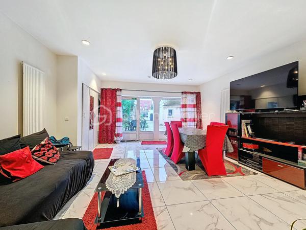 Située à Chelles au cœur du quartier des Coudreaux, entièrement rénové en 2009, dans un secteur pavillonnaire calme et recherché, Cette charmante maison allie parfaitement confort et modernité.
A seulement 15 minutes de Disney et 25 minutes de CDG, école à 2 min à pied, proche des transports en communs et des commerces de proximité, découvrez cette maison très lumineuse de plain-pied, pleine de charme d'une superficie de 85 m², édifiée sur une parcelle de terrain de 335 m² comprenant:

-Au rez-de-chaussée: Un séjour spacieux de 28m² ouvert sur une cuisine entièrement équipée et aménagée équipée d'une baie vitrée, 3 chambres spacieuses dont sa suite parentale avec salle d'eau carrelé et WC et accès indépendant vers l'extérieur. Huisseries de qualités en double vitrages en PVC.

-A l'extérieur: un bel espace aménagé en un agréable et spacieux jardin clos et arboré avec terrasse, barbecue et abris de jardin,
Une dépendance entièrement aménagée avec cuisine toute équipée, salle d'eau moderne au rez- de -chaussée ainsi qu'une chambre à l'étage de la dépendance.

 De plus elle possède un double garage indépendant et la possibilité également de garer plusieurs véhicules dans la cour.

Les +++ :

- Dépendance aménagée et meublée
- DPE D
- Terrain de 335m²
- Alarme avec digicode et interphone
- Possibilité de faire faire louer le logement supplémentaire dans la dépendance.
- Taxe foncière peu couteuses seulement 670€
- Grand garage

Idéal pour une famille ou investisseurs avec 3 locations possible.