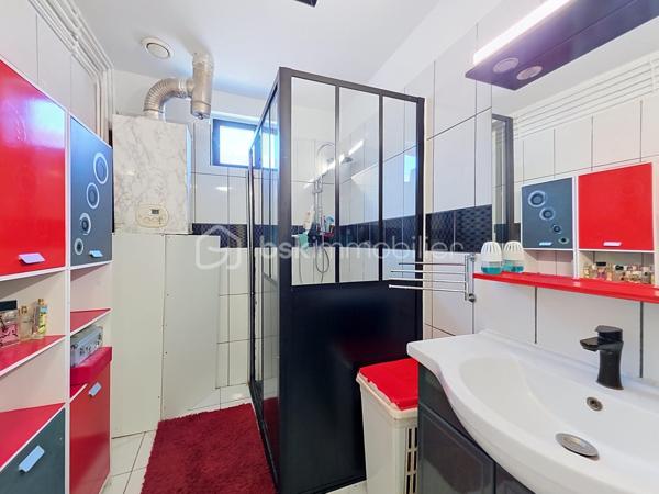 Située à Chelles au cœur du quartier des Coudreaux, entièrement rénové en 2009, dans un secteur pavillonnaire calme et recherché, Cette charmante maison allie parfaitement confort et modernité.
A seulement 15 minutes de Disney et 25 minutes de CDG, école à 2 min à pied, proche des transports en communs et des commerces de proximité, découvrez cette maison très lumineuse de plain-pied, pleine de charme d'une superficie de 85 m², édifiée sur une parcelle de terrain de 335 m² comprenant:

-Au rez-de-chaussée: Un séjour spacieux de 28m² ouvert sur une cuisine entièrement équipée et aménagée équipée d'une baie vitrée, 3 chambres spacieuses dont sa suite parentale avec salle d'eau carrelé et WC et accès indépendant vers l'extérieur. Huisseries de qualités en double vitrages en PVC.

-A l'extérieur: un bel espace aménagé en un agréable et spacieux jardin clos et arboré avec terrasse, barbecue et abris de jardin,
Une dépendance entièrement aménagée avec cuisine toute équipée, salle d'eau moderne au rez- de -chaussée ainsi qu'une chambre à l'étage de la dépendance.

 De plus elle possède un double garage indépendant et la possibilité également de garer plusieurs véhicules dans la cour.

Les +++ :

- Dépendance aménagée et meublée
- DPE D
- Terrain de 335m²
- Alarme avec digicode et interphone
- Possibilité de faire faire louer le logement supplémentaire dans la dépendance.
- Taxe foncière peu couteuses seulement 670€
- Grand garage

Idéal pour une famille ou investisseurs avec 3 locations possible.
