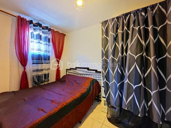 Située à Chelles au cœur du quartier des Coudreaux, entièrement rénové en 2009, dans un secteur pavillonnaire calme et recherché, Cette charmante maison allie parfaitement confort et modernité.
A seulement 15 minutes de Disney et 25 minutes de CDG, école à 2 min à pied, proche des transports en communs et des commerces de proximité, découvrez cette maison très lumineuse de plain-pied, pleine de charme d'une superficie de 85 m², édifiée sur une parcelle de terrain de 335 m² comprenant:

-Au rez-de-chaussée: Un séjour spacieux de 28m² ouvert sur une cuisine entièrement équipée et aménagée équipée d'une baie vitrée, 3 chambres spacieuses dont sa suite parentale avec salle d'eau carrelé et WC et accès indépendant vers l'extérieur. Huisseries de qualités en double vitrages en PVC.

-A l'extérieur: un bel espace aménagé en un agréable et spacieux jardin clos et arboré avec terrasse, barbecue et abris de jardin,
Une dépendance entièrement aménagée avec cuisine toute équipée, salle d'eau moderne au rez- de -chaussée ainsi qu'une chambre à l'étage de la dépendance.

 De plus elle possède un double garage indépendant et la possibilité également de garer plusieurs véhicules dans la cour.

Les +++ :

- Dépendance aménagée et meublée
- DPE D
- Terrain de 335m²
- Alarme avec digicode et interphone
- Possibilité de faire faire louer le logement supplémentaire dans la dépendance.
- Taxe foncière peu couteuses seulement 670€
- Grand garage

Idéal pour une famille ou investisseurs avec 3 locations possible.