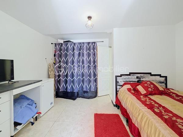 Située à Chelles au cœur du quartier des Coudreaux, entièrement rénové en 2009, dans un secteur pavillonnaire calme et recherché, Cette charmante maison allie parfaitement confort et modernité.
A seulement 15 minutes de Disney et 25 minutes de CDG, école à 2 min à pied, proche des transports en communs et des commerces de proximité, découvrez cette maison très lumineuse de plain-pied, pleine de charme d'une superficie de 85 m², édifiée sur une parcelle de terrain de 335 m² comprenant:

-Au rez-de-chaussée: Un séjour spacieux de 28m² ouvert sur une cuisine entièrement équipée et aménagée équipée d'une baie vitrée, 3 chambres spacieuses dont sa suite parentale avec salle d'eau carrelé et WC et accès indépendant vers l'extérieur. Huisseries de qualités en double vitrages en PVC.

-A l'extérieur: un bel espace aménagé en un agréable et spacieux jardin clos et arboré avec terrasse, barbecue et abris de jardin,
Une dépendance entièrement aménagée avec cuisine toute équipée, salle d'eau moderne au rez- de -chaussée ainsi qu'une chambre à l'étage de la dépendance.

 De plus elle possède un double garage indépendant et la possibilité également de garer plusieurs véhicules dans la cour.

Les +++ :

- Dépendance aménagée et meublée
- DPE D
- Terrain de 335m²
- Alarme avec digicode et interphone
- Possibilité de faire faire louer le logement supplémentaire dans la dépendance.
- Taxe foncière peu couteuses seulement 670€
- Grand garage

Idéal pour une famille ou investisseurs avec 3 locations possible.