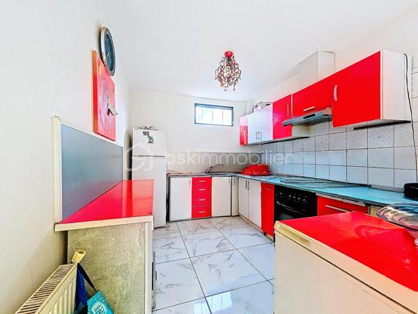Située à Chelles au cœur du quartier des Coudreaux, entièrement rénové en 2009, dans un secteur pavillonnaire calme et recherché, Cette charmante maison allie parfaitement confort et modernité.
A seulement 15 minutes de Disney et 25 minutes de CDG, école à 2 min à pied, proche des transports en communs et des commerces de proximité, découvrez cette maison très lumineuse de plain-pied, pleine de charme d'une superficie de 85 m², édifiée sur une parcelle de terrain de 335 m² comprenant:

-Au rez-de-chaussée: Un séjour spacieux de 28m² ouvert sur une cuisine entièrement équipée et aménagée équipée d'une baie vitrée, 3 chambres spacieuses dont sa suite parentale avec salle d'eau carrelé et WC et accès indépendant vers l'extérieur. Huisseries de qualités en double vitrages en PVC.

-A l'extérieur: un bel espace aménagé en un agréable et spacieux jardin clos et arboré avec terrasse, barbecue et abris de jardin,
Une dépendance entièrement aménagée avec cuisine toute équipée, salle d'eau moderne au rez- de -chaussée ainsi qu'une chambre à l'étage de la dépendance.

 De plus elle possède un double garage indépendant et la possibilité également de garer plusieurs véhicules dans la cour.

Les +++ :

- Dépendance aménagée et meublée
- DPE D
- Terrain de 335m²
- Alarme avec digicode et interphone
- Possibilité de faire faire louer le logement supplémentaire dans la dépendance.
- Taxe foncière peu couteuses seulement 670€
- Grand garage

Idéal pour une famille ou investisseurs avec 3 locations possible.