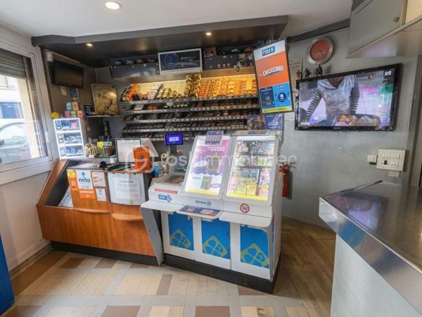 Une opportunité rare pour investisseurs et professionnels !

Situé sur un axe dynamique entre Poissy et Mantes-la-Jolie, cet ensemble immobilier comprenant le fonds de commerce et les murs commerciaux offre un cadre de travail idéal ainsi qu'un fort potentiel de développement.

Activité en place et clientèle fidèle.

Le fonds de commerce de Bar - Tabac - Restaurant génère un chiffre d'affaires annuel d'environ 280 000 €, dont 60 000 € de commissions, avec une exploitation particulièrement confortable :

Horaires d'ouverture : 6h30 à 19h30
Fermeture les week-ends et jours fériés
5 semaines de congés annuels

Une qualité de vie rare dans la profession tout en bénéficiant d'une activité rentable.

Des locaux fonctionnels et spacieux

Au RDC : Le local commercial d'environ 100 m² comprend :
Espace Bar / Tabac
Salle de restauration (54 couverts, terrasses de 60 couverts)
Cuisine professionnelle

À l'étage, vous bénéficierez d'un vaste appartement 3 pièces d'environ 90 m², comprenant :
Grand salon lumineux
2 chambres
2 salles de bains
Cuisine indépendante
Extérieurs et stationnement

L'ensemble est complété par :
Un sous-sol Total (stockage)
Jardin privatif
Double garage extérieur
Garage fermé

Nombreuses places de stationnement disponibles juste en face du commerce
Un fort potentiel de développement

De nombreuses pistes d'évolution permettent d'envisager une progression significative du chiffre d'affaires : élargissement des horaires, développement de l'activité restauration, exploitation de nouveaux services ou optimisation des espaces existants.

Une visite s'impose pour apprécier pleinement le potentiel de cette affaire et les nombreuses opportunités qu'elle offre.

Dossier complet et renseignements complémentaires après visite sérieuse.