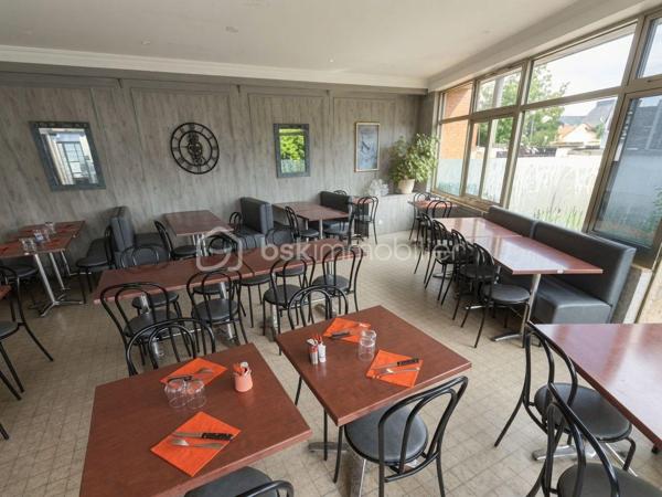 Une opportunité rare pour investisseurs et professionnels !

Situé sur un axe dynamique entre Poissy et Mantes-la-Jolie, cet ensemble immobilier comprenant le fonds de commerce et les murs commerciaux offre un cadre de travail idéal ainsi qu'un fort potentiel de développement.

Activité en place et clientèle fidèle.

Le fonds de commerce de Bar - Tabac - Restaurant génère un chiffre d'affaires annuel d'environ 280 000 €, dont 60 000 € de commissions, avec une exploitation particulièrement confortable :

Horaires d'ouverture : 6h30 à 19h30
Fermeture les week-ends et jours fériés
5 semaines de congés annuels

Une qualité de vie rare dans la profession tout en bénéficiant d'une activité rentable.

Des locaux fonctionnels et spacieux

Au RDC : Le local commercial d'environ 100 m² comprend :
Espace Bar / Tabac
Salle de restauration (54 couverts, terrasses de 60 couverts)
Cuisine professionnelle

À l'étage, vous bénéficierez d'un vaste appartement 3 pièces d'environ 90 m², comprenant :
Grand salon lumineux
2 chambres
2 salles de bains
Cuisine indépendante
Extérieurs et stationnement

L'ensemble est complété par :
Un sous-sol Total (stockage)
Jardin privatif
Double garage extérieur
Garage fermé

Nombreuses places de stationnement disponibles juste en face du commerce
Un fort potentiel de développement

De nombreuses pistes d'évolution permettent d'envisager une progression significative du chiffre d'affaires : élargissement des horaires, développement de l'activité restauration, exploitation de nouveaux services ou optimisation des espaces existants.

Une visite s'impose pour apprécier pleinement le potentiel de cette affaire et les nombreuses opportunités qu'elle offre.

Dossier complet et renseignements complémentaires après visite sérieuse.